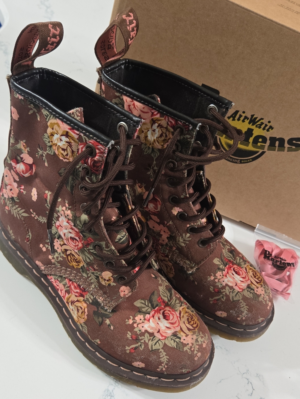 Dr. Martens Victorian Flowers Taupe Beige